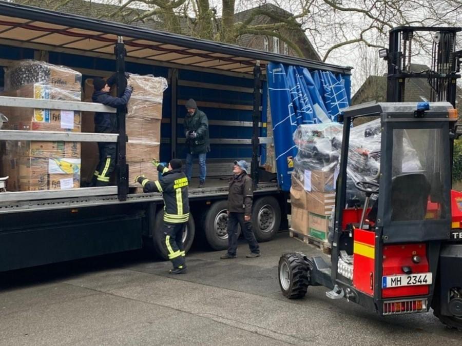 Mit tatkräftiger Unterstützung der Mülheimer Feuerwehr wurde der große Hilfstransporter für die Aktion „Schuhkartons voller Hoffnung“ beladen.