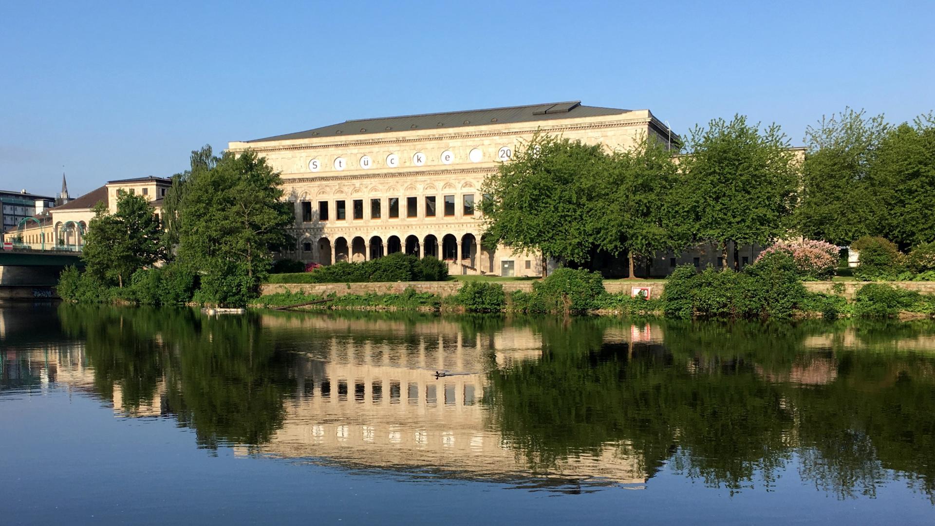 Blick über die Ruhr auf die Mülheimer Stadthalle und den davor gelegenen Stadthallengarten.