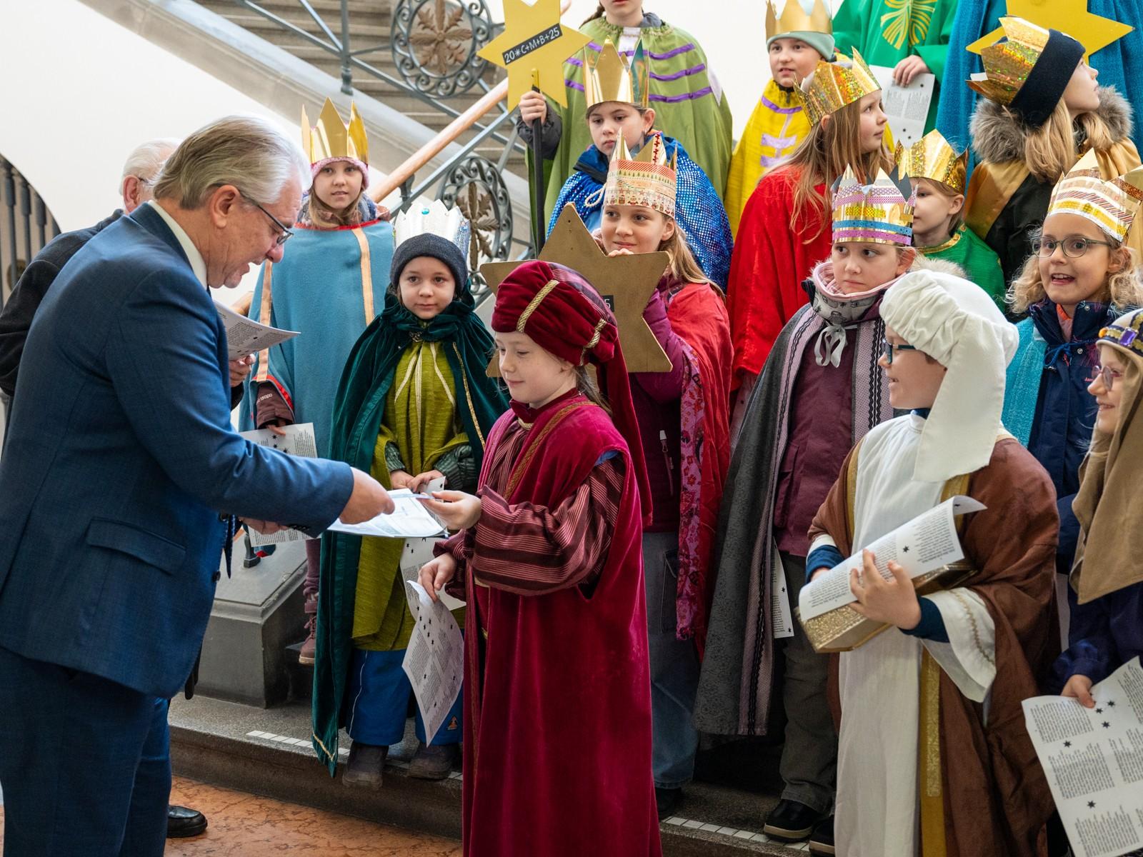Oberbürgermeister Buchholz mit den Sternsingern im Rathaus.