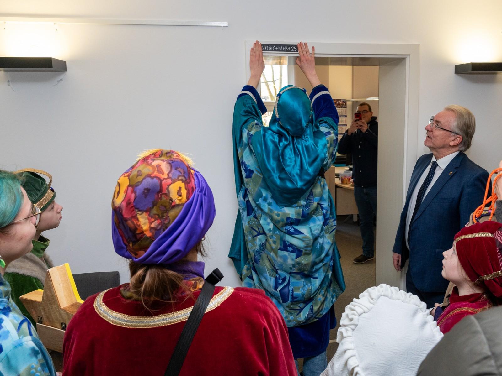 Der traditionelle Segen wird im Rathaus befestigt.
