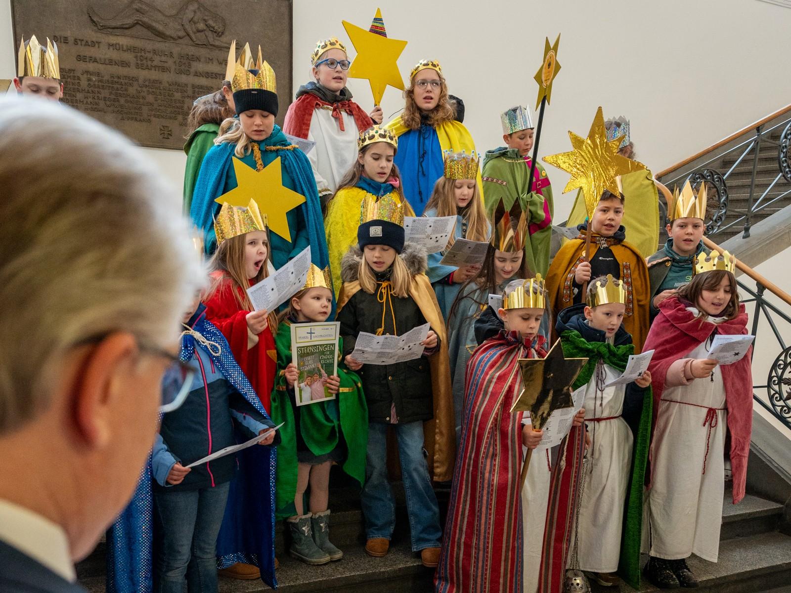 Sternsinger singen im Rathaus.
