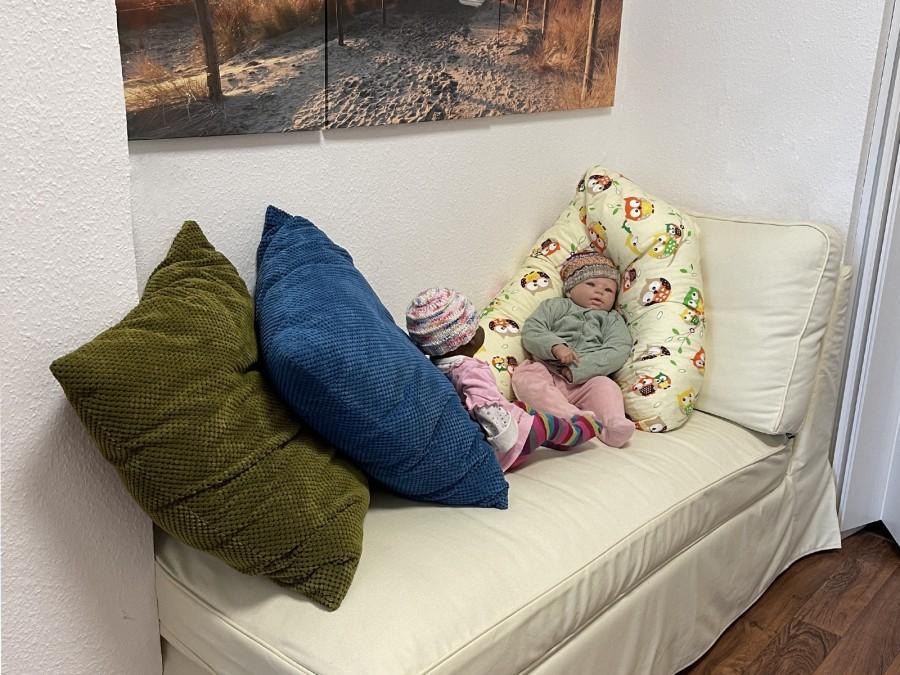 Gemütliche Liege mit Kissen in der Stillinsel im Familienhebammenladen in der Wallstraße 5