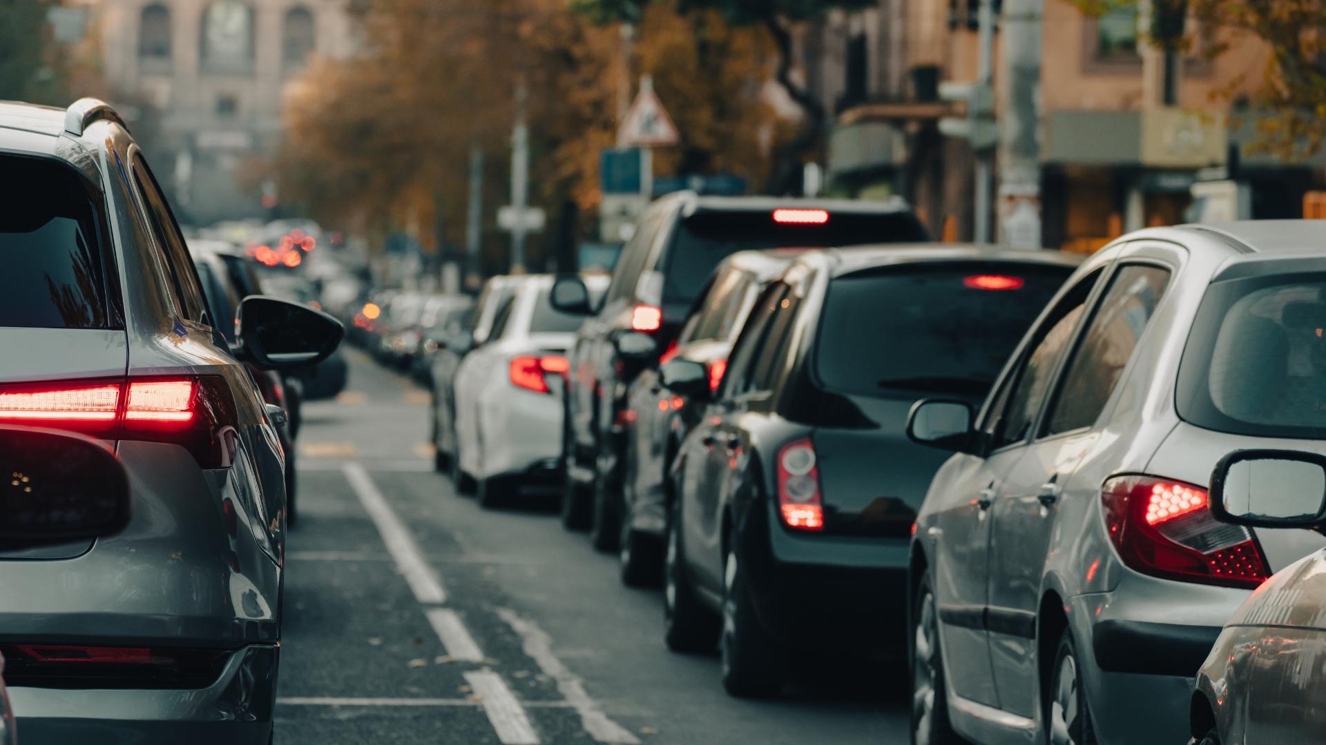 Automobile stehen aufgereiht auf einer Straße.