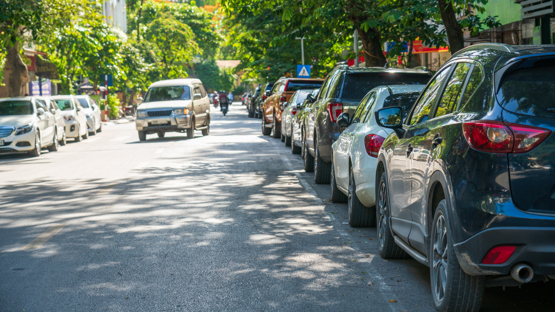 Straßenverkehr mit fahrenden und parkenden Autos