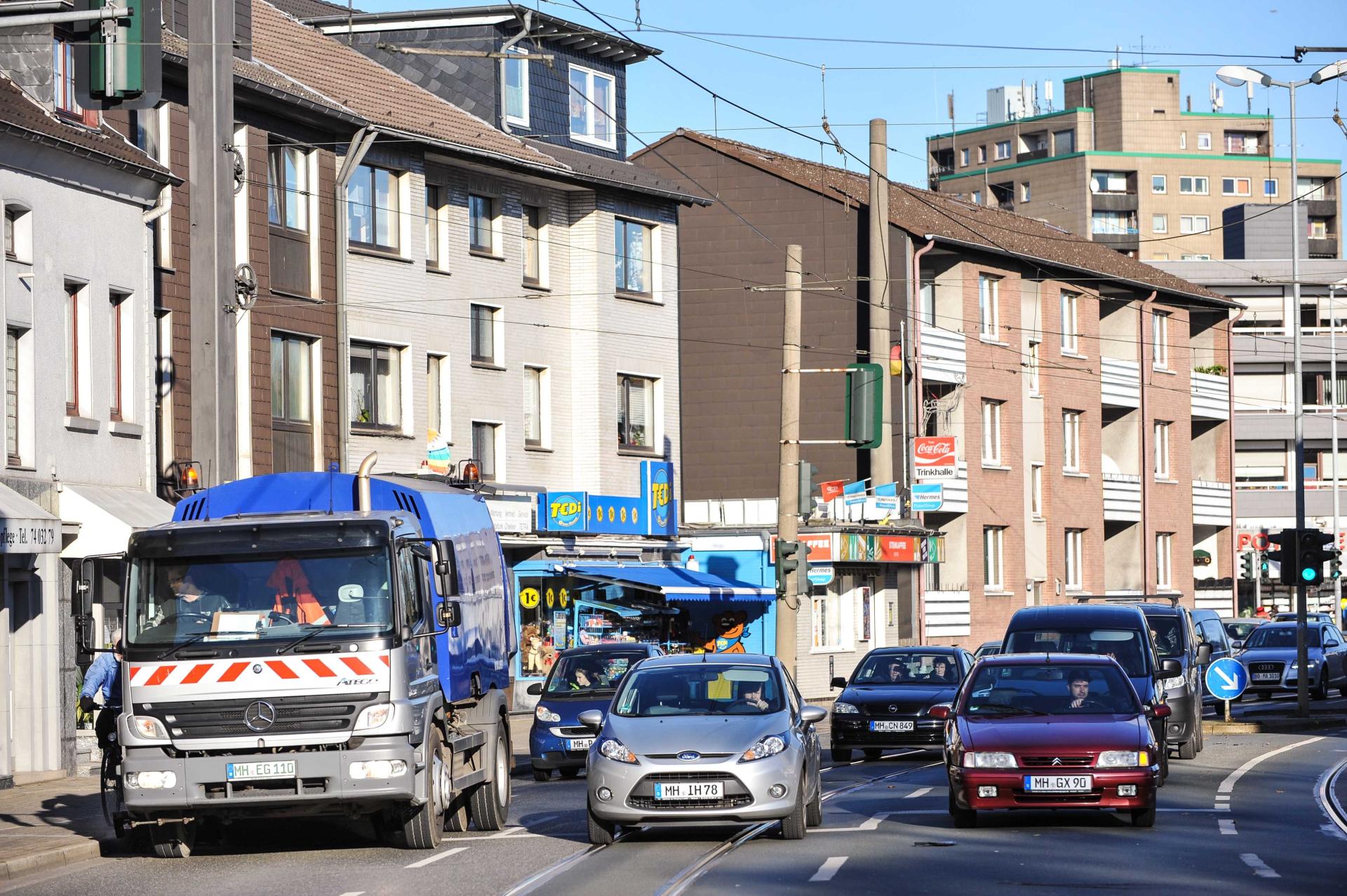 Der Straßenverkehr auf der Aktienstraße im Stadtteil Winkhausen in Mülheim an der Ruhr.