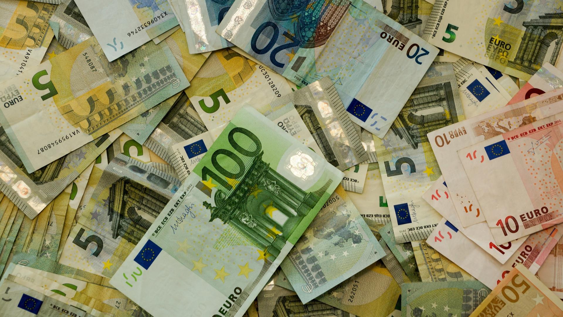 viele verschiedene Geldscheine durcheinander