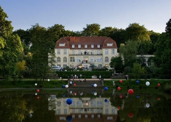 See im Raffelbergpark, im Hintergrund das Gebäude des Theaters an der Ruhr