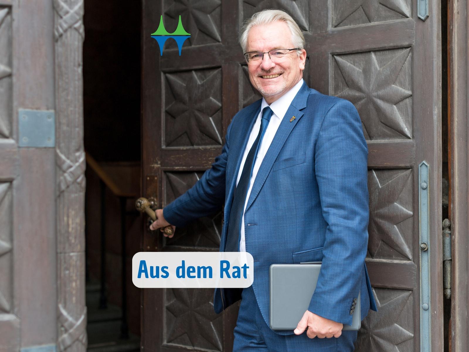Oberbürgermeister Marc Buchholz öffnet die Tür des Historischen Rathauses.