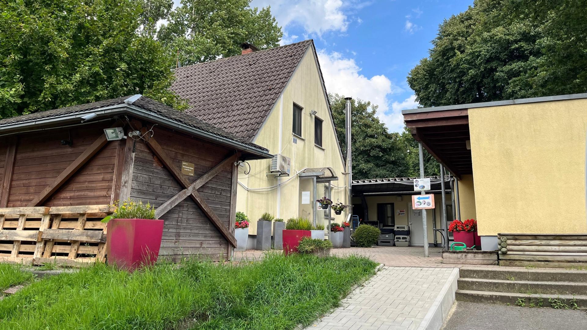 Tierheim Mülheim hinter einer Hütte und Wiese