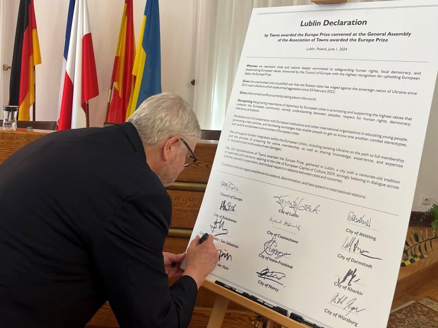 Bürgermeister Markus Püll bei der Unterzeichnung der Erklärung von Lublin (Polen).