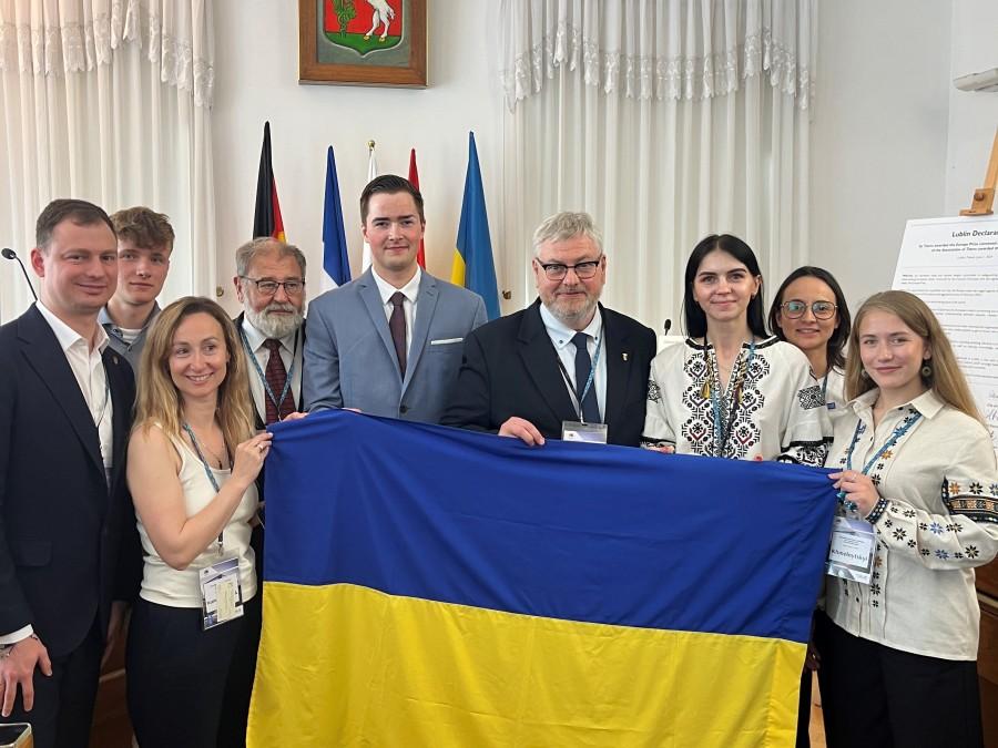 Anwesende Vertreter*innen der ukrainischen Delegationen zusammen mit Bürgermeister Markus Püll (mittig) sowie den Teilnehmern des Jugendforums Samuel Bielak (2. von links) und Liam Boyd (5. von links).