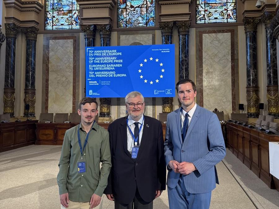 Teilnehmer der Vollversammlung der Arbeitsgemeinschaft der Europapreisträgerstädte 2025 sowie den Feierlichkeiten zum 70-jährigen Jubiläum des Europapreises (von links nach rechts): Maximilian Siam (Jugendstadtrat), Bürgermeister Markus Püll und Liam Oliver Boyd (Jugendstadtrat).