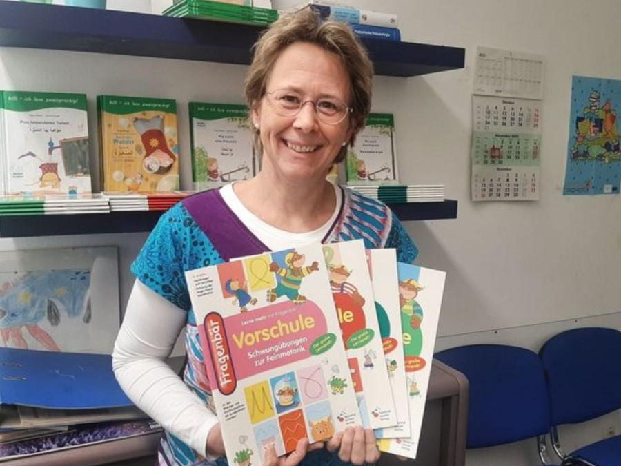 Die Kinderärztin Friederike Thomer hält die neuen Vorschulhefte in die Kamera.