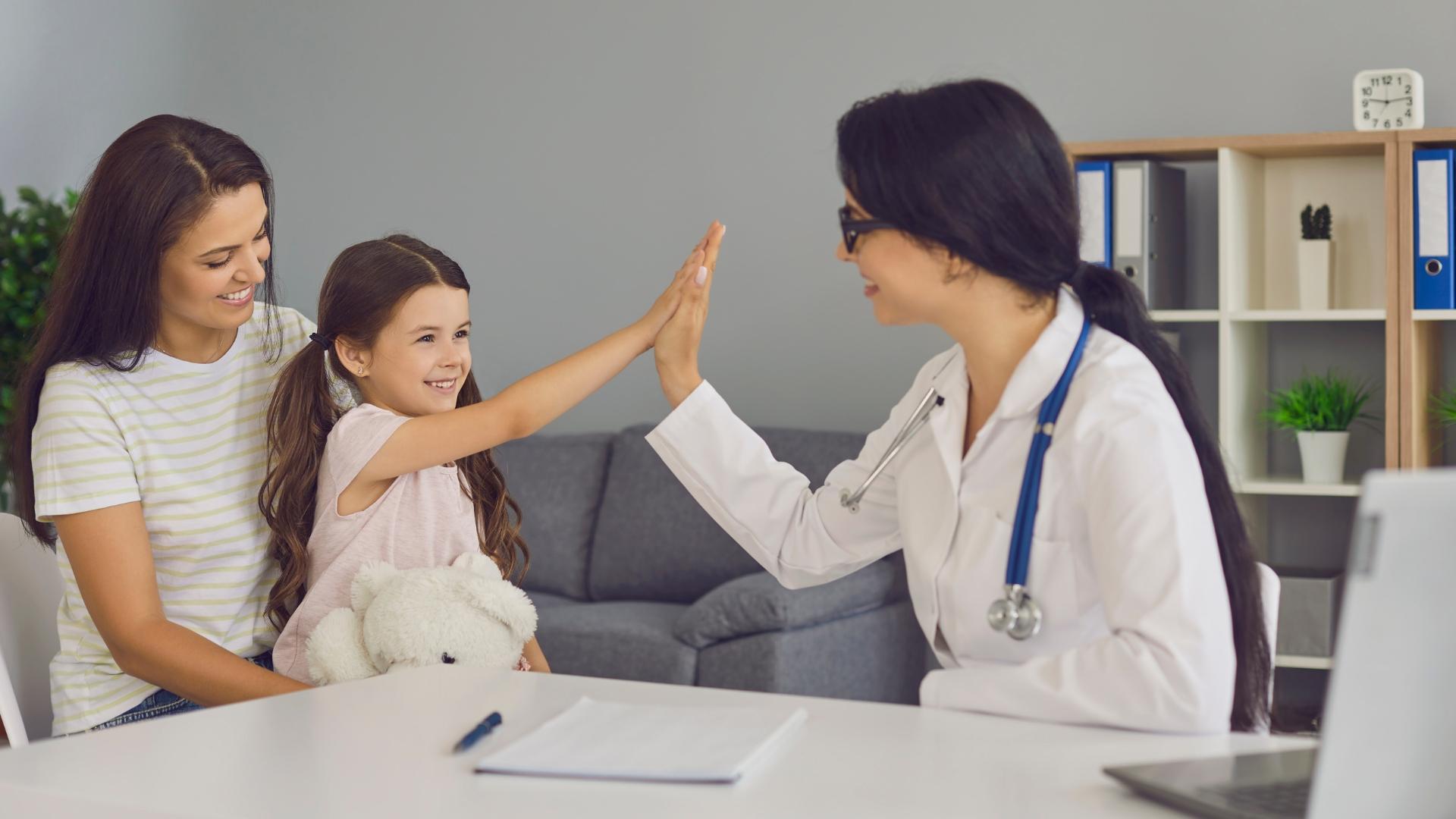 Mutter und Kind bei der Vorschuluntersuchung
