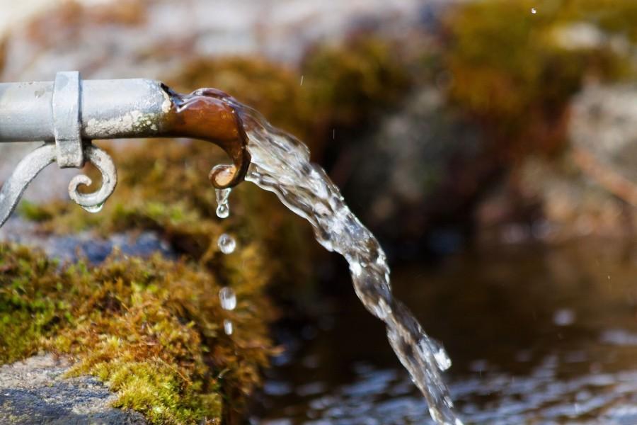 Brunnen mit fließendem Wasser.