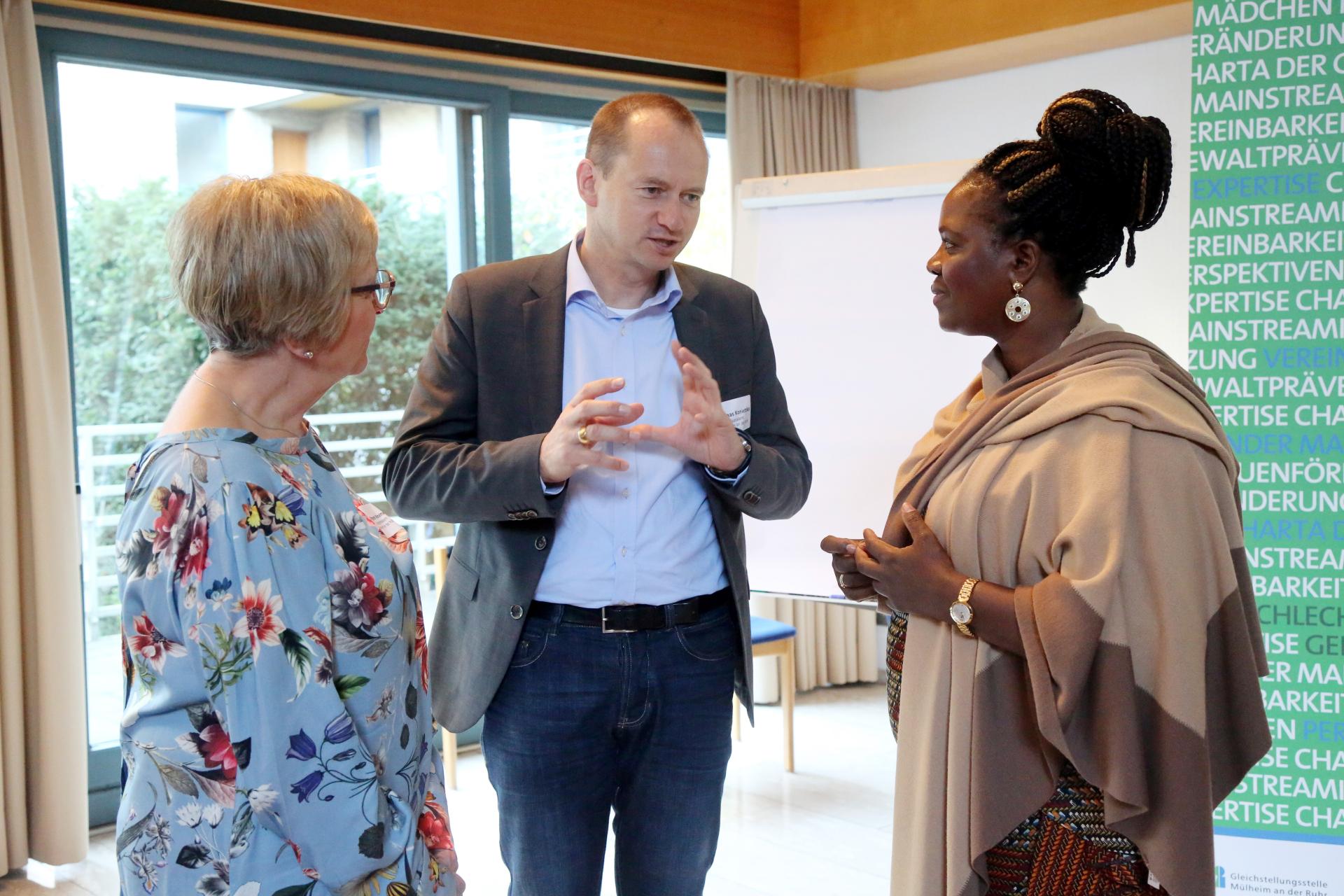 Bürgermeisterin Margarete Wietelmann, Thomas Konietzka, Leiter des Sozialamtes, und Helene Batemona-Abeke, Referentin von Medica Mondiale, im Gespräch.