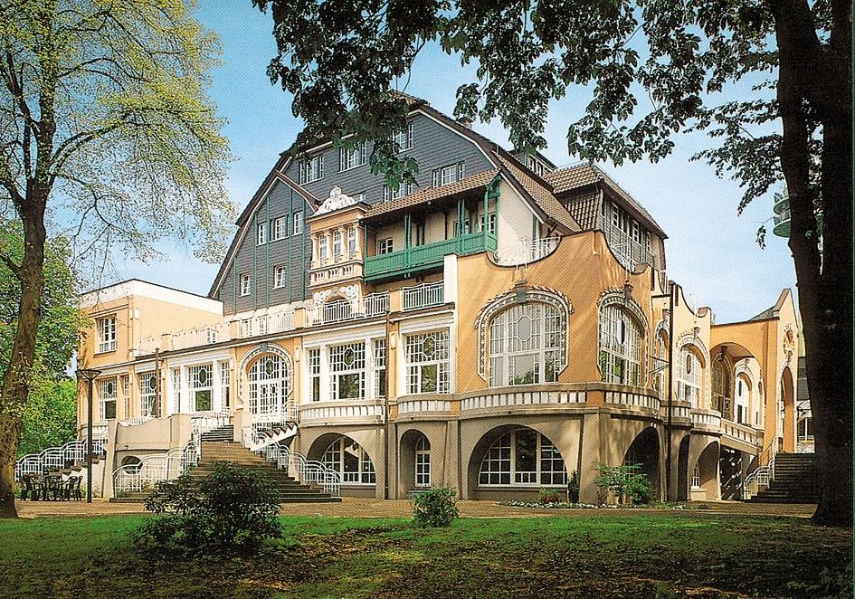 Blick auf das Gebäude der Katholischen Akademie Die Wolfsburg in Mülheim an der Ruhr