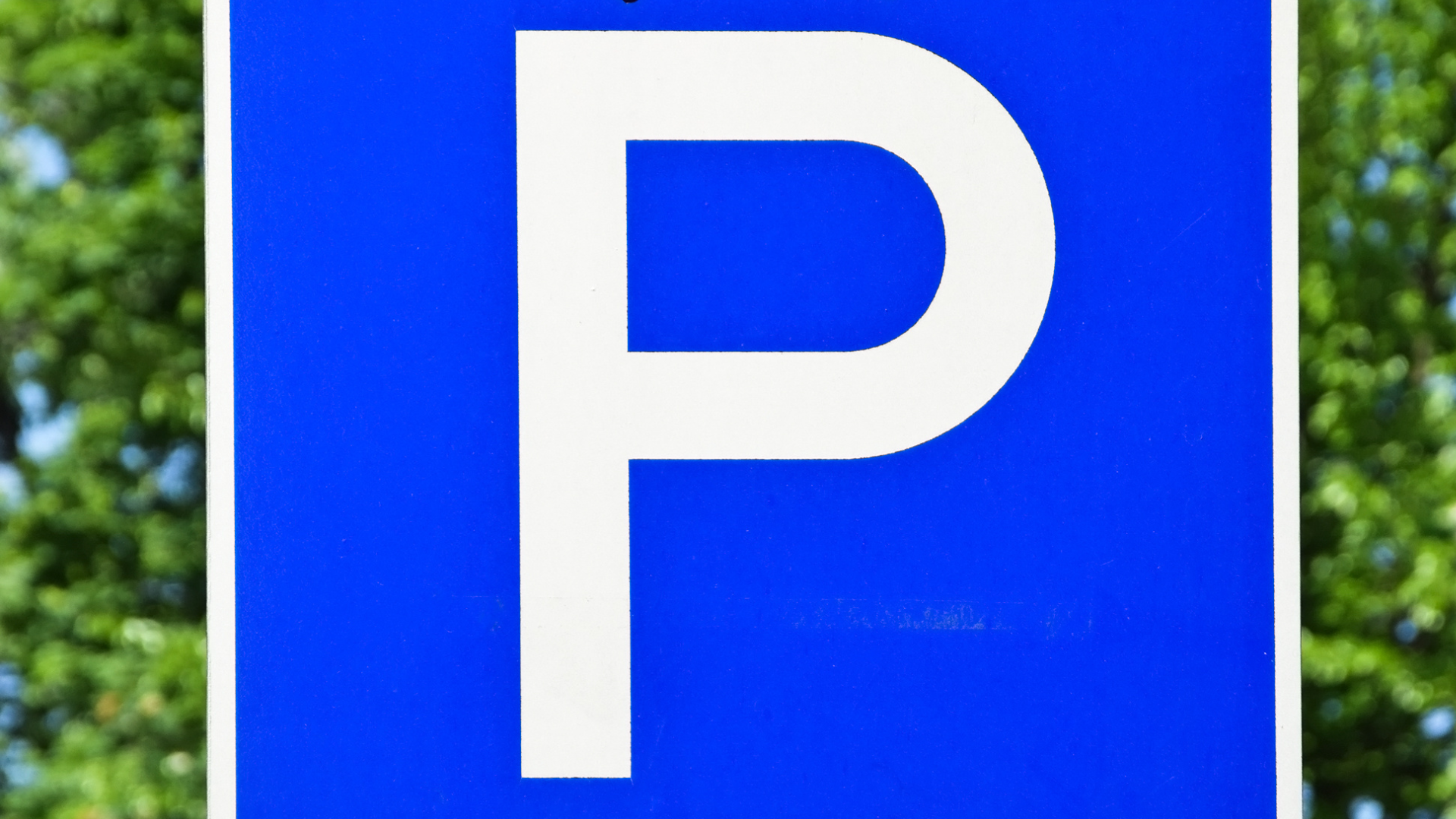 Blaues Parkschild mit einem weißen "P".