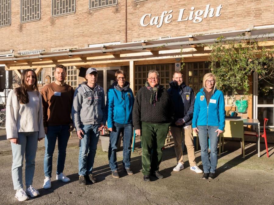 Gruppenfoto vor dem Café Light. Von links nach rechts: Mahrou Dominiak, Frithjof Fedtke, Georg Gaspar, Dr. Susanne Härtig, Dr. Daniela Grobe, Dr. Frank Pisani, Claudia Schüler