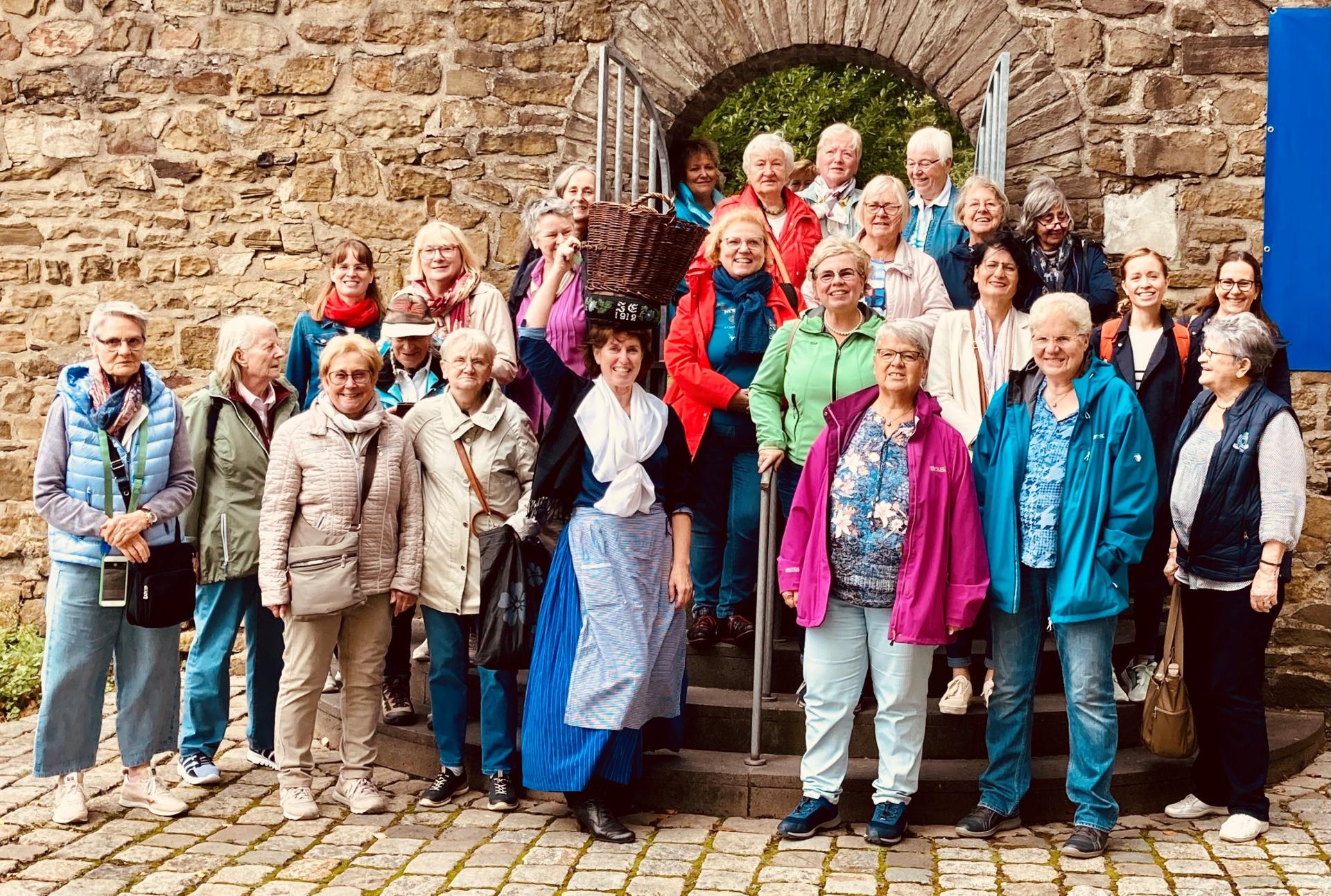 Die frauenpolitische Fahrt führte 2021 nach Solingen und Schloß Burg. Die Teilnehmerinnen präsentierten sich gut gelaunt der Fotografin. Der Bildungsurlaub war eine Kooperation der Katholischen Familienbildungsstelle mit den Gleichstellungsstellen Mülheim an der Ruhr und Oberhausen.