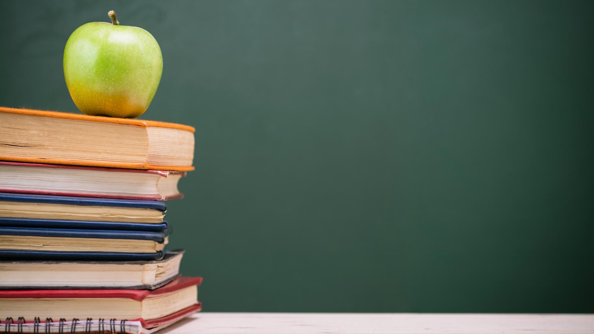 Apfel auf Büchern