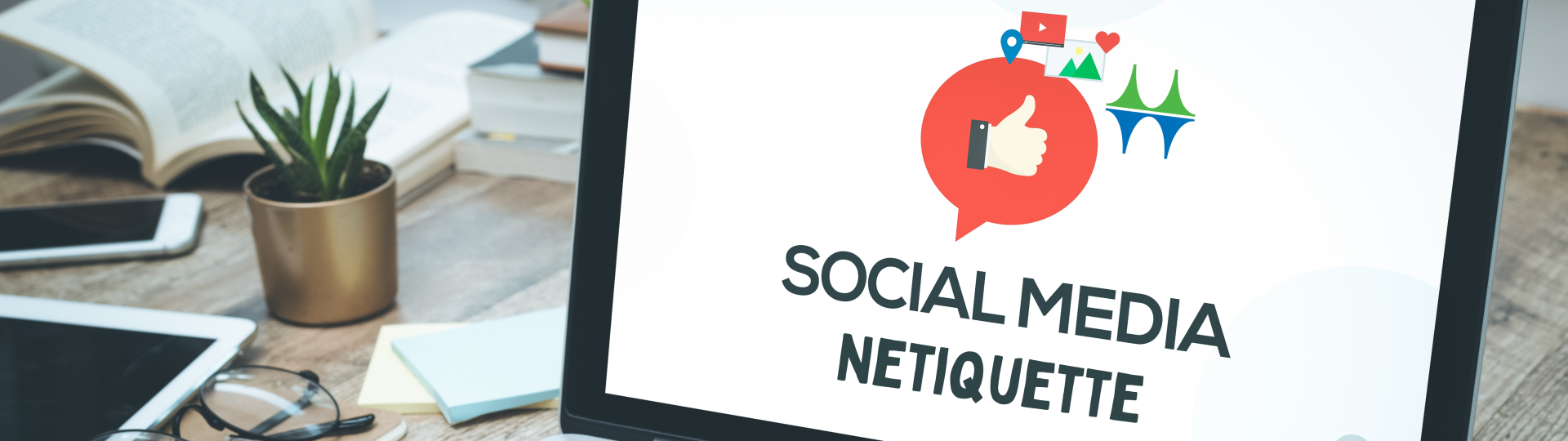 Auf einem Schreibtisch steht ein aufgeklappter Laptop. Der Bildschirm zeigt eine Grafik mit der Aufschrift "Social Media Netiquette".
