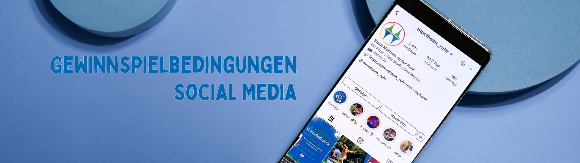Smartphone auf blauem Hintergrund. Auf dem Display ist der Instagram Account der Stadt Mülheim an der Ruhr zu sehen.