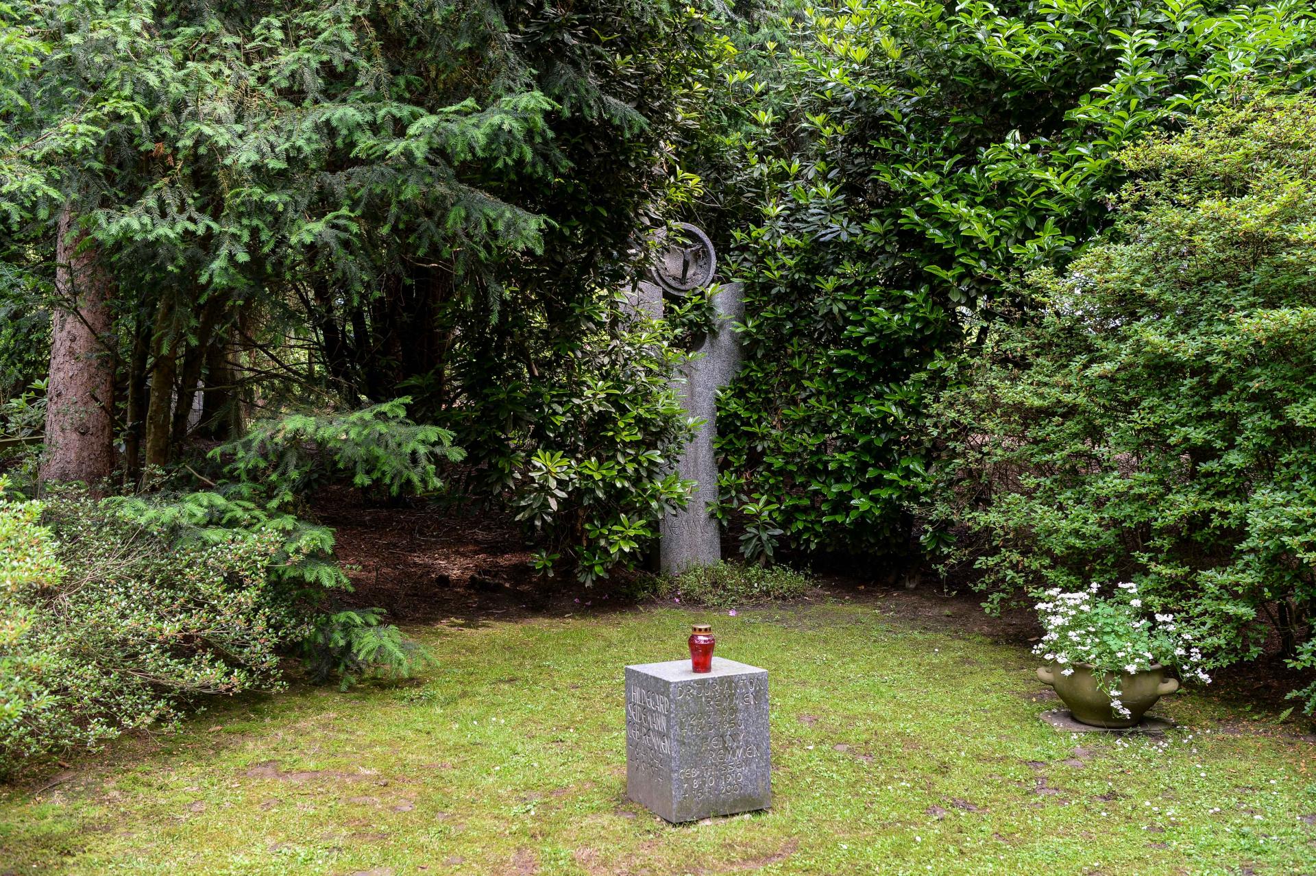 Waldgrab auf dem Hauptfriedhof mit Gedenkstein und Grabmal