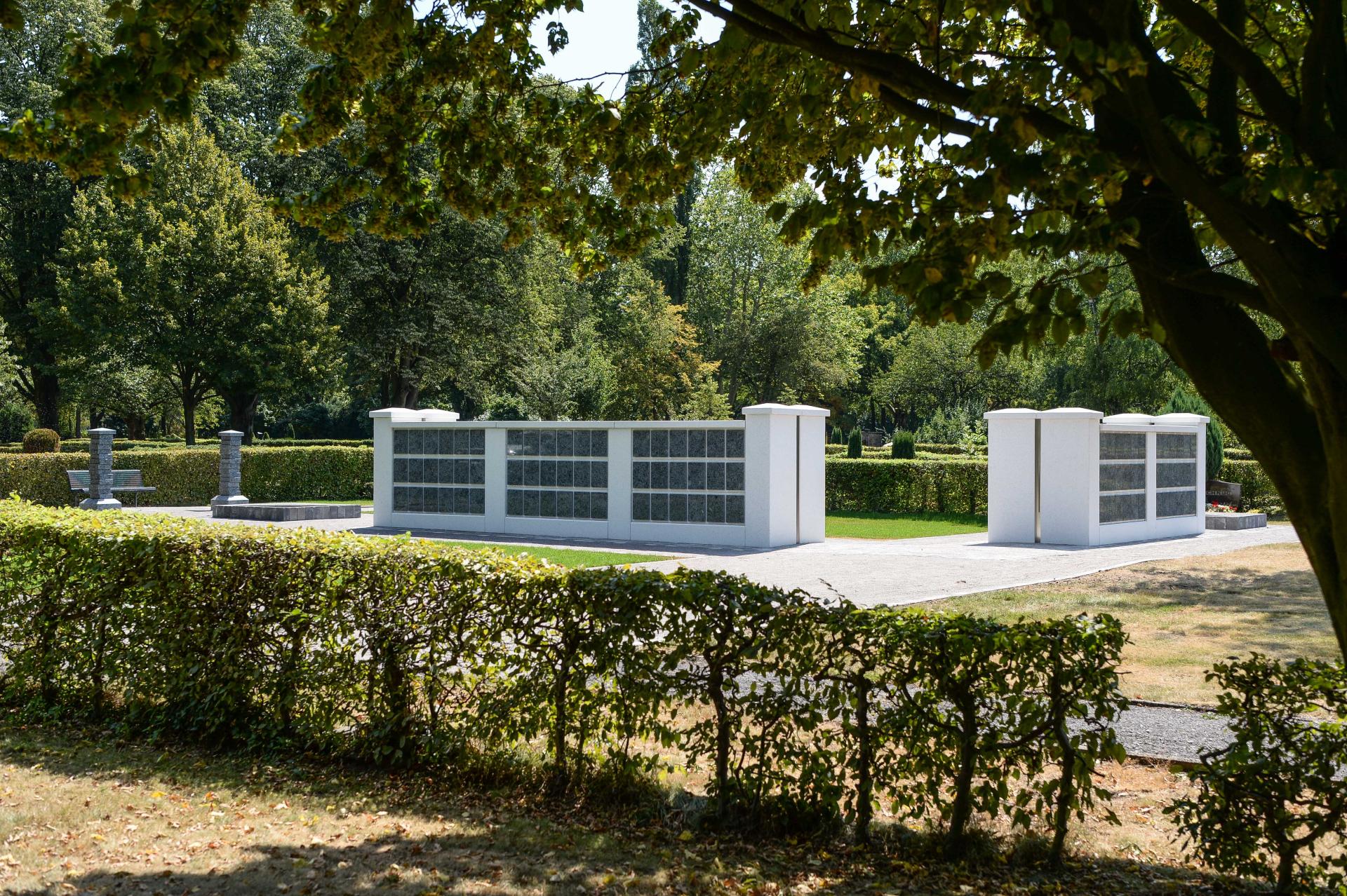 Die Urnenwände in Styrum kurz nach Neubau. Daneben der Urnen- und Sarghain.