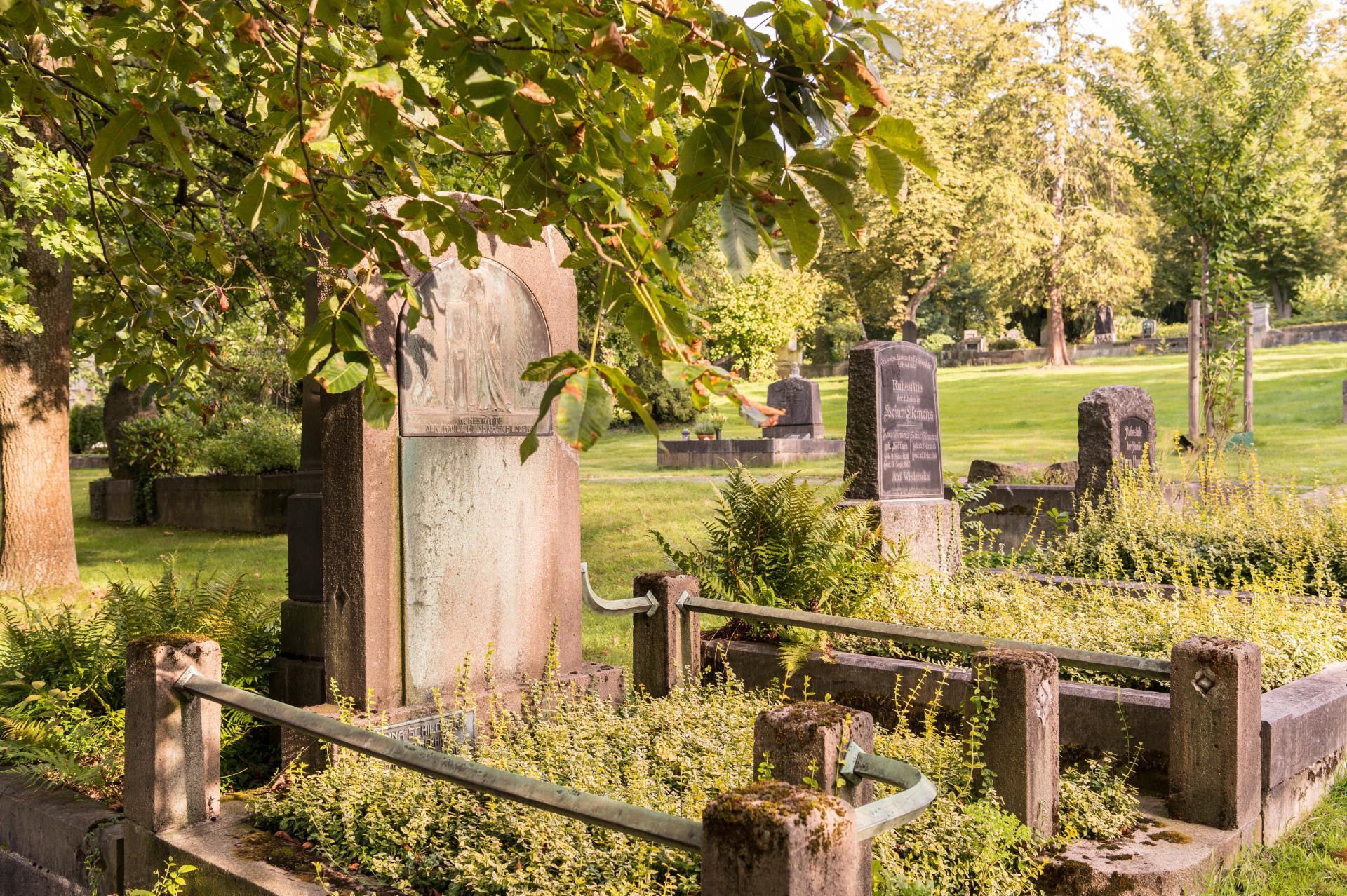Altstadtfriedhof mit mehreren historischen Grabstätten