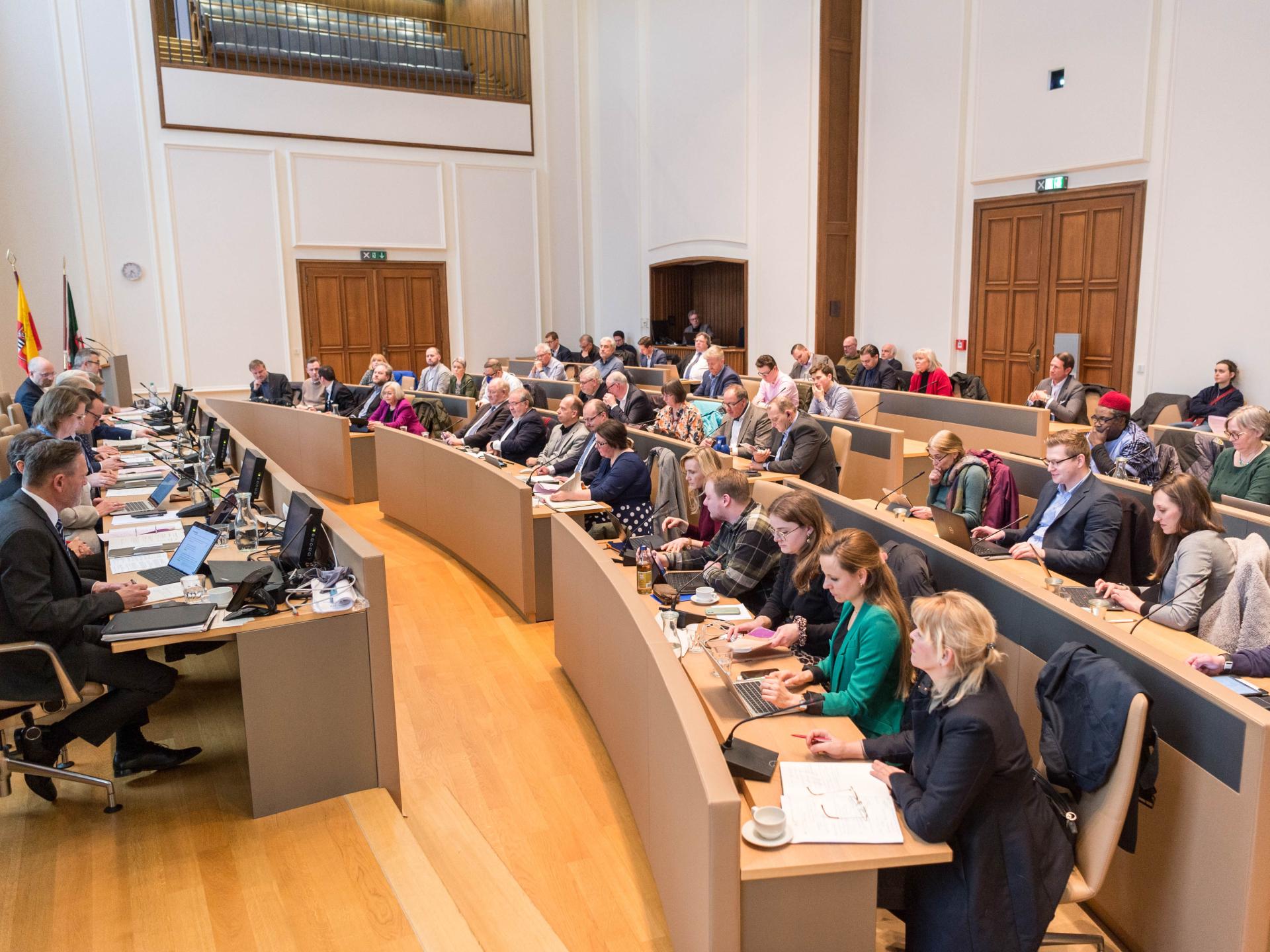 ein Bild der Ratssitzung, innerhalb des Rathaussaals