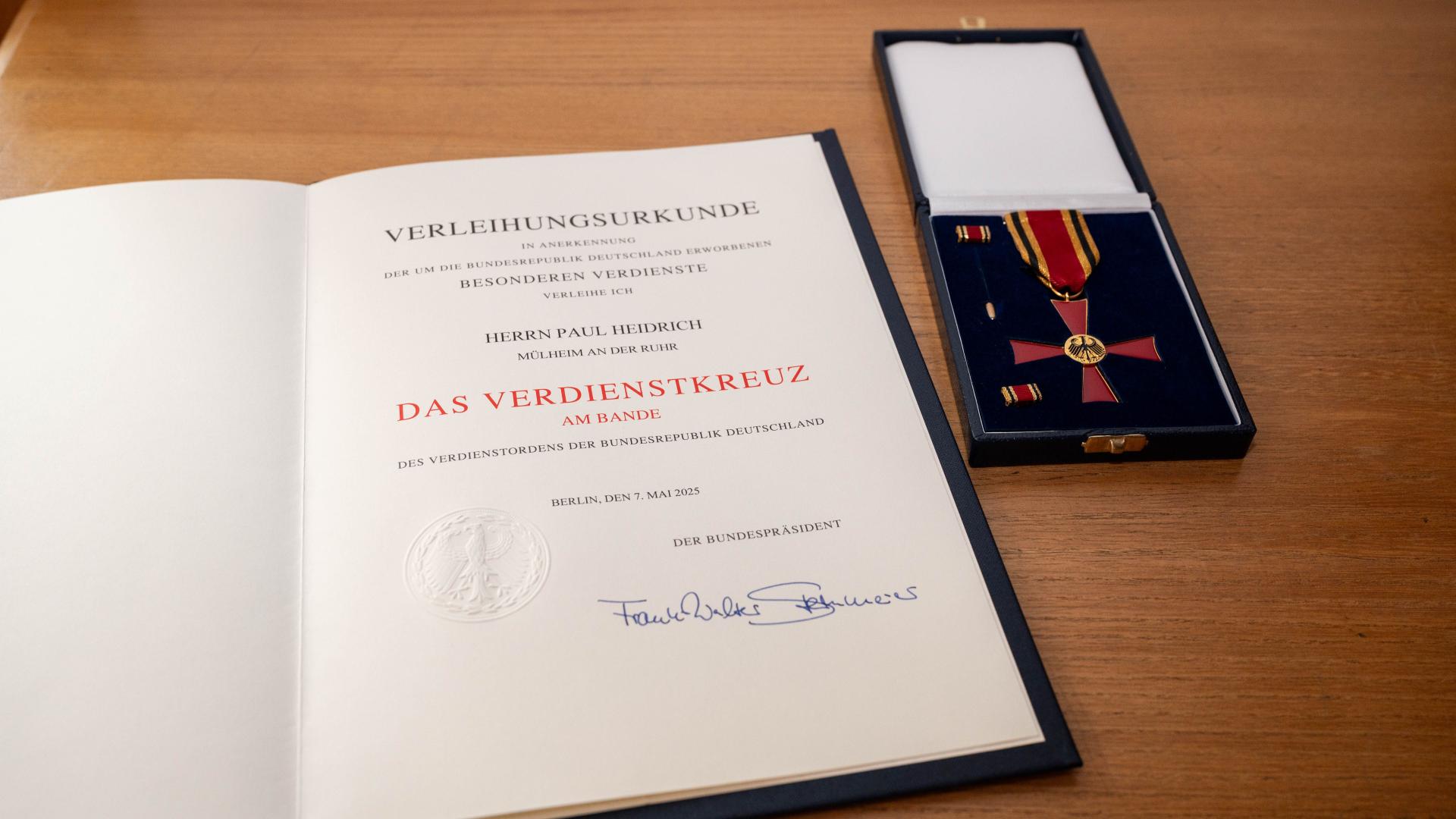 Bundesverdienstkreuz am Bande des Verdienstordens der Bundesrepublik Deutschland