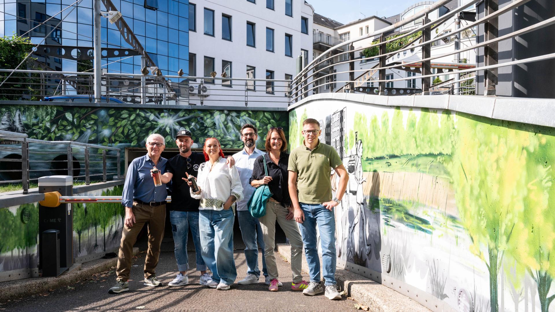Gruppenfoto beim Pressetermin "Fassadenkunst Leineweberstraße" (von links nach rechts): Norbert Ottawa (Eigentümer), Dennis Broszat (Graffitikünstler), Anna Littsa (Graffitikünstlerin), Daniel Bach (Amt für Stadtplanung und Wirtschaftsförderung), Gesa Delija (Citymanagerin) und Lars Hausfeld (team/Innenstadt)