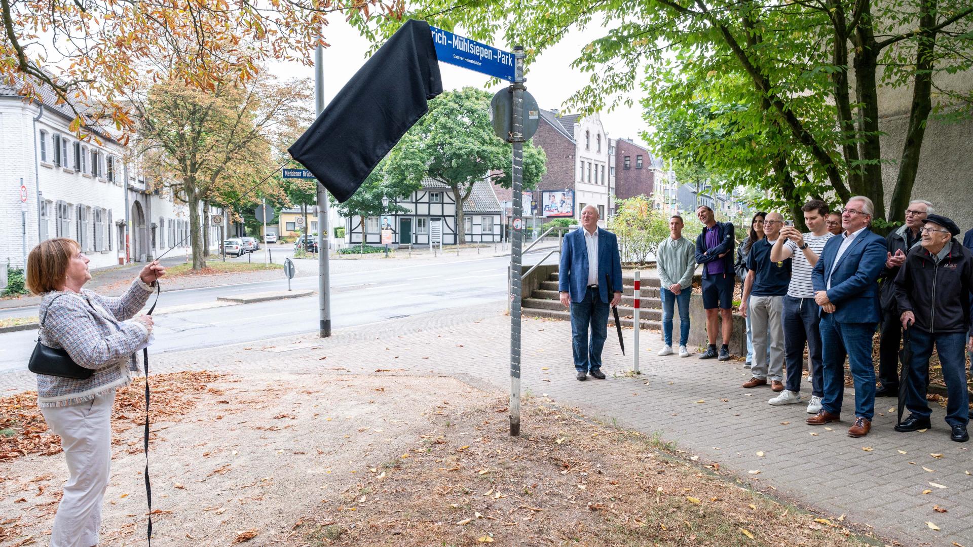 Bezirksbürgermeisterin Elke Oesterwind enthüllte das neue Straßenschild