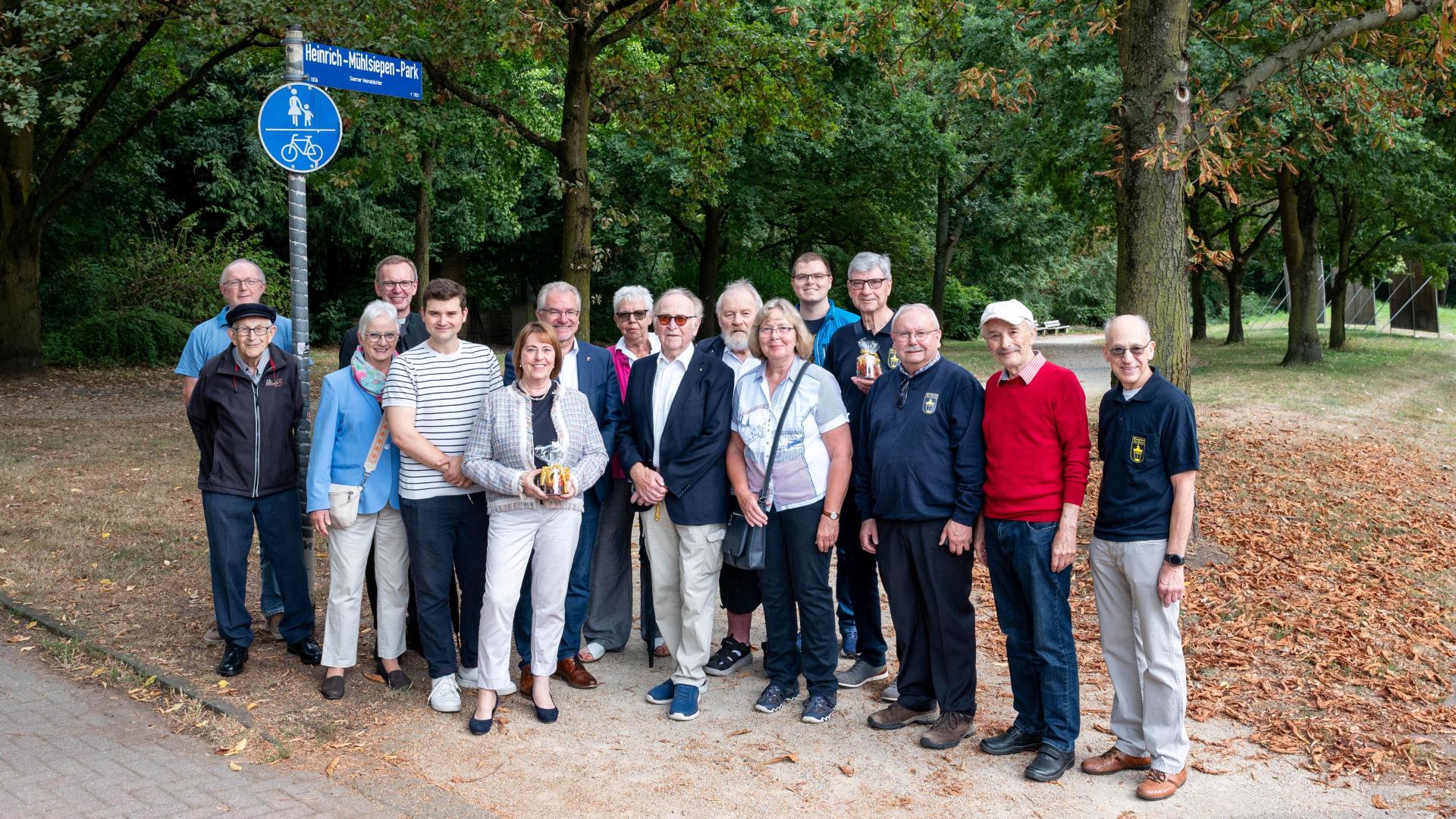 Gruppenfoto bei der Einweihung des Heinrich-Mühlsiepen-Parks