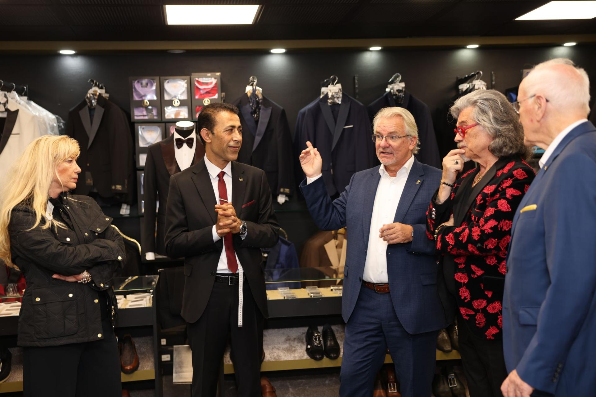 Oberbürgermeister Marc Buchholz lässt sich von Mitarbeitern von Levous Fashion die Räumlichkeiten zeigen.