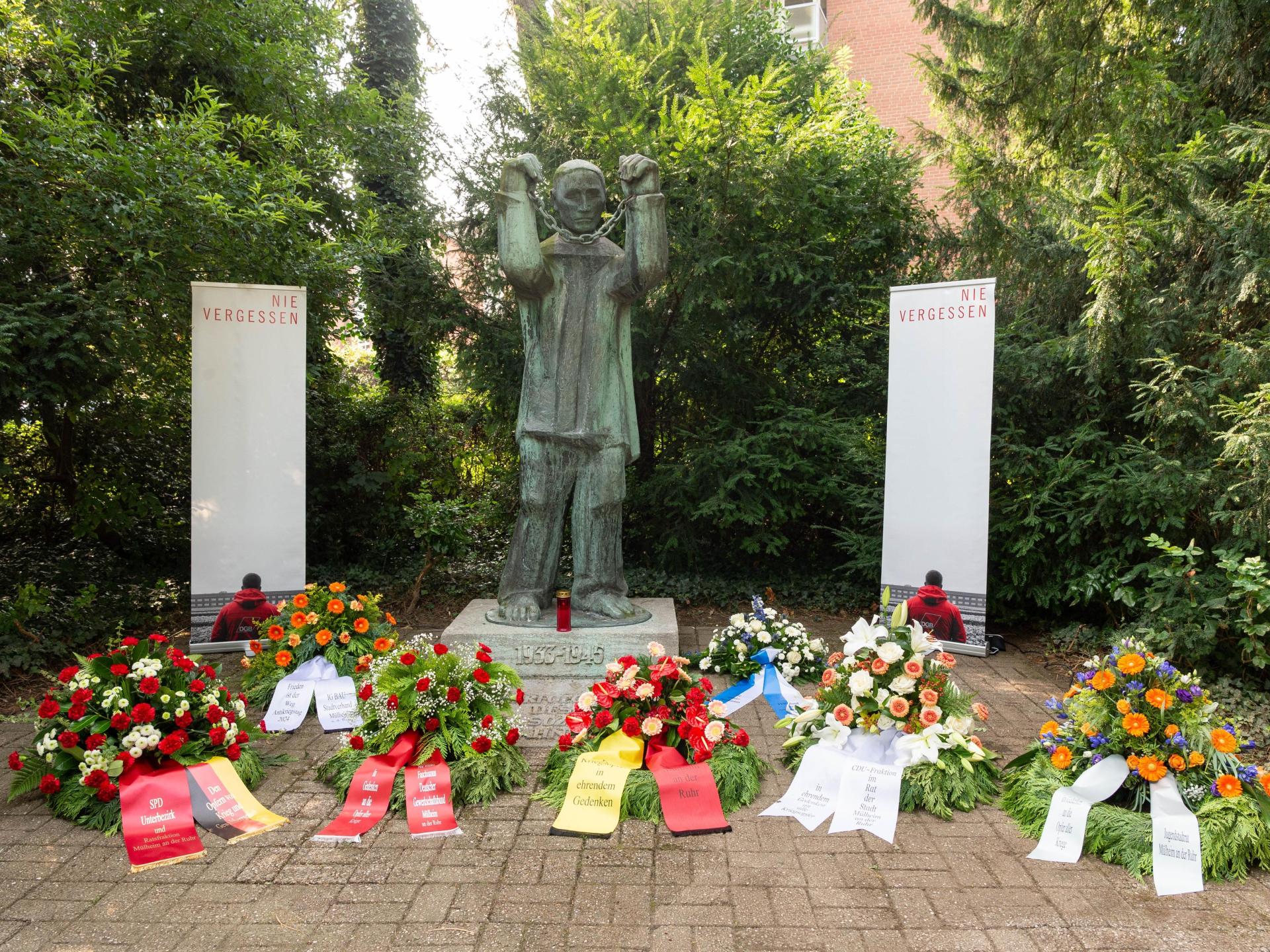 Anlässlich des Antikriegstages am 1. September 2024 wurden am Mahnmal für die Opfer des Nationalsozialismus im Luisental Kränze niedergelegt.