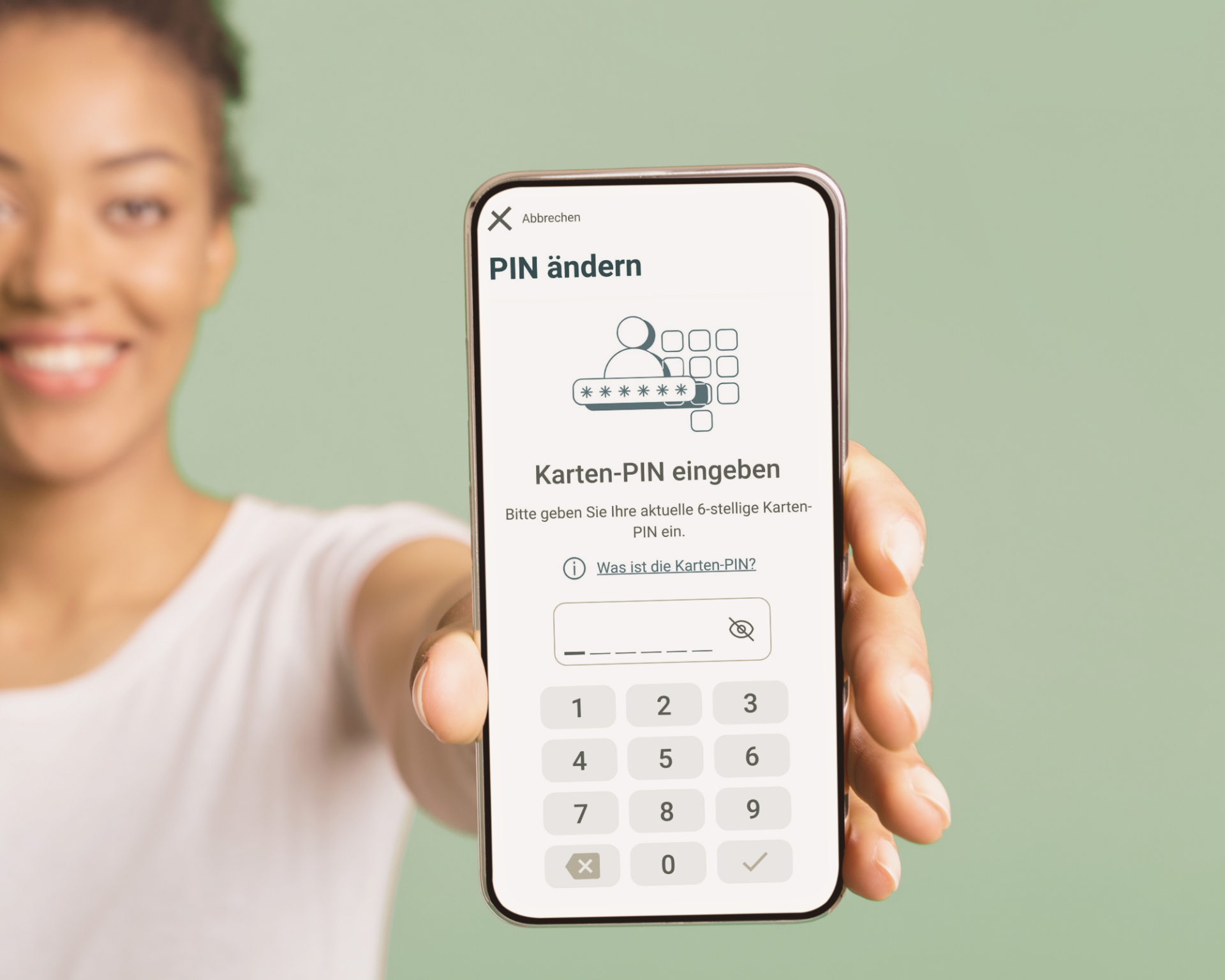 Eine Frau hält ihr Handy-Display in die Kamera, darauf ist das Login der AusweisApp zu sehen.