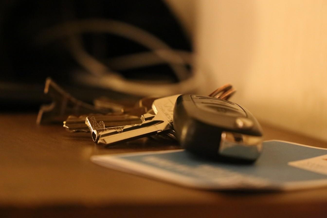 Autoschlüssel und Parkscheibe auf einem Tisch.