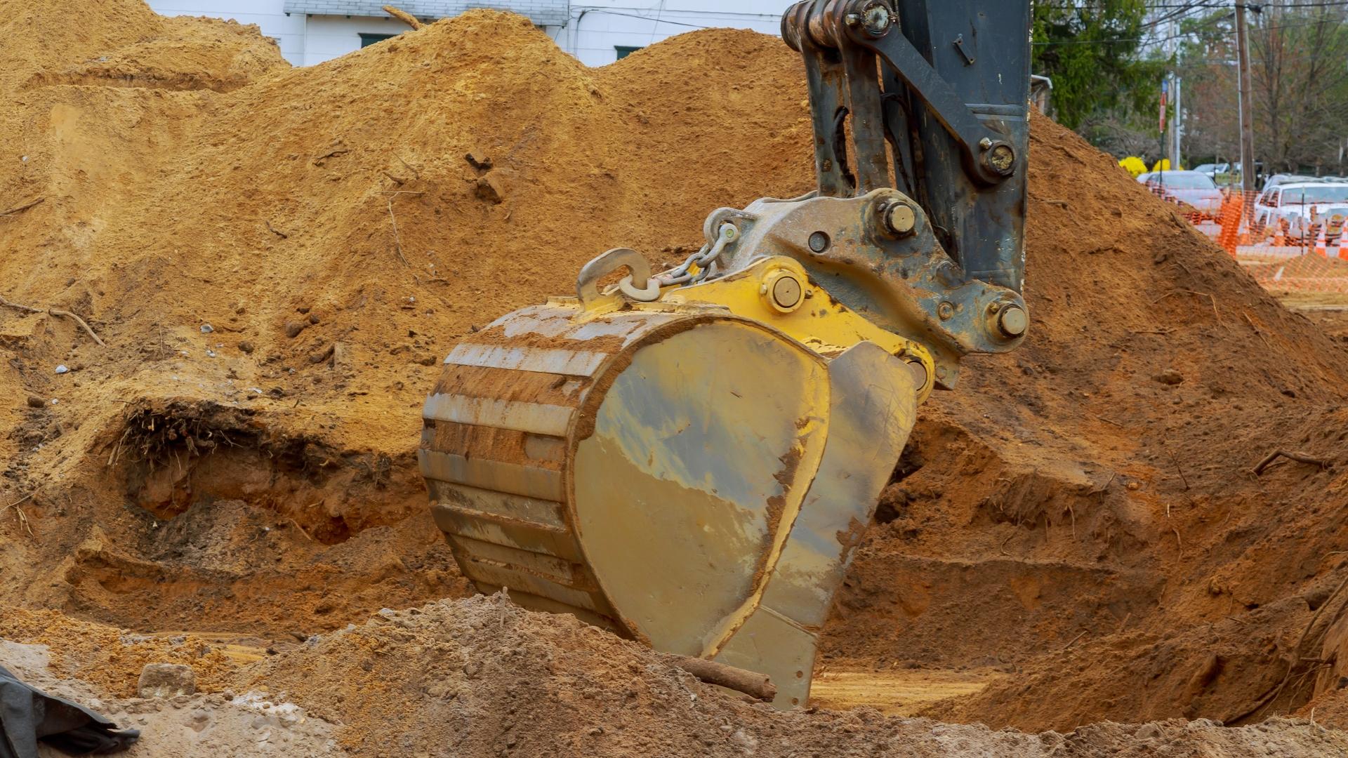 Baggerschaufel in einer Baustelle.