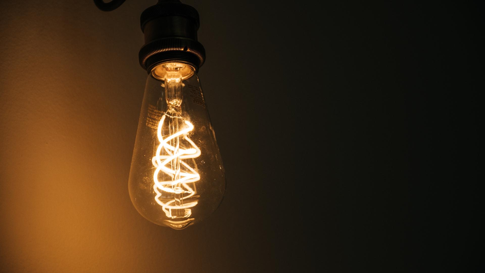 eine Glühbrine, die leuchtet