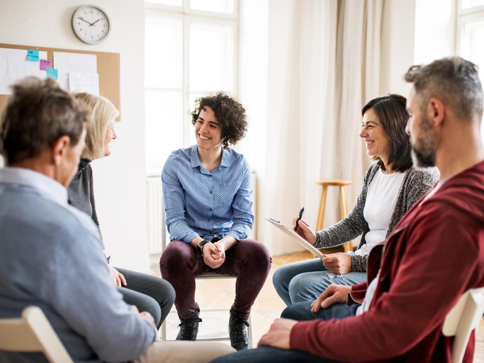 Eine Besprechung mit Lehrkräften und weiteren Fachkräften
