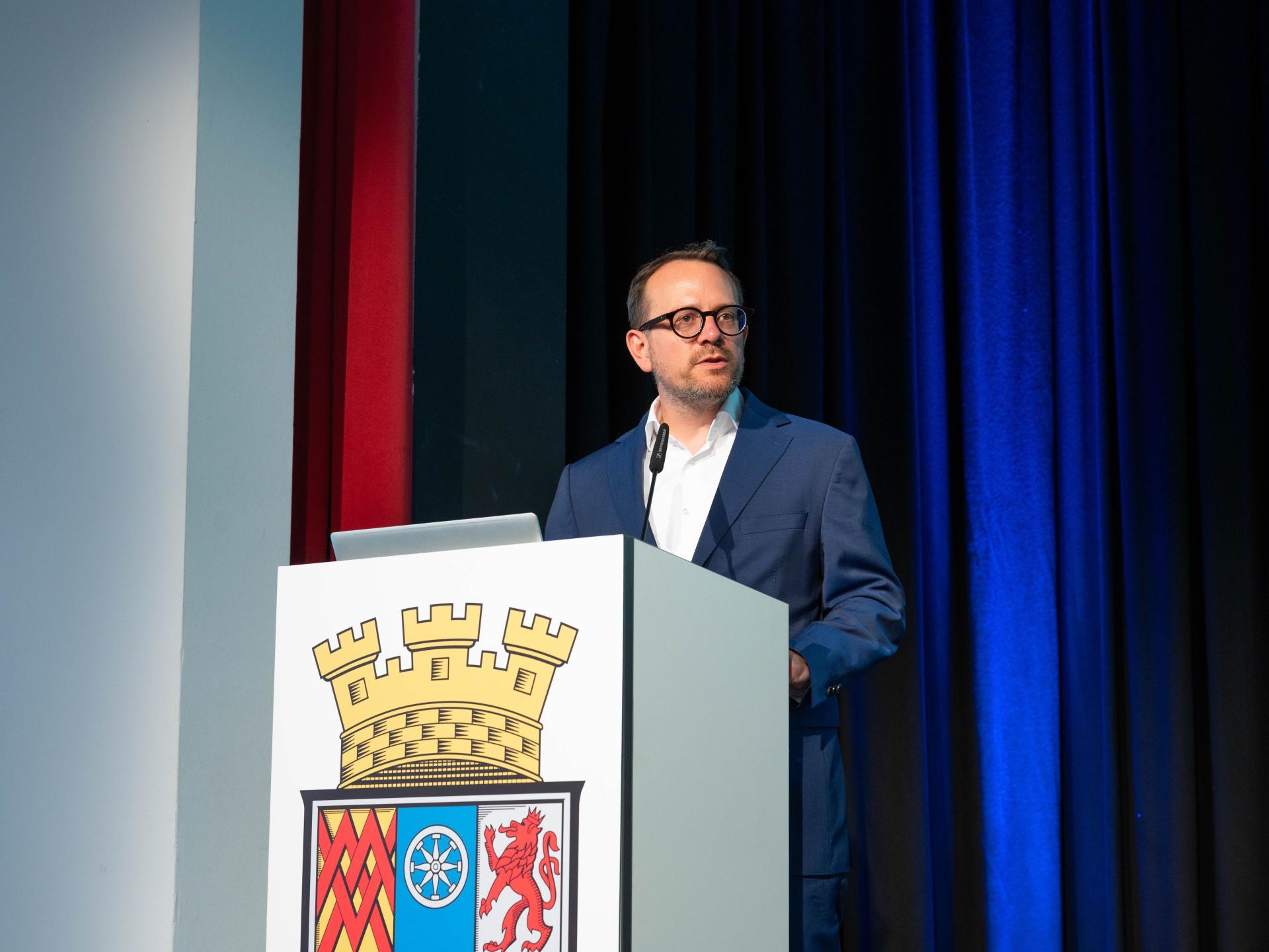 Bildungsdezernent David A. Lüngen am Rednerpult