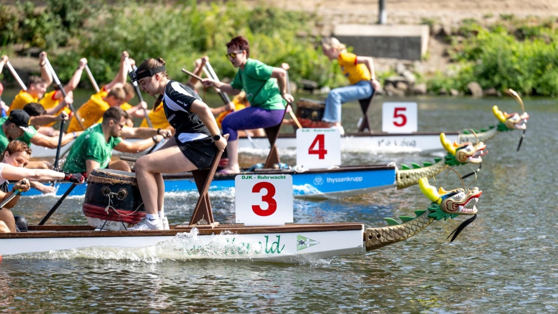 Mehrere Boote treten beim Drachenboot-Festival auf der Ruhr gegeneinander an.