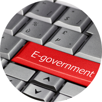 Auf einer Taste eines Computerkeyboards steht zur Veranschaulichung E-Governement