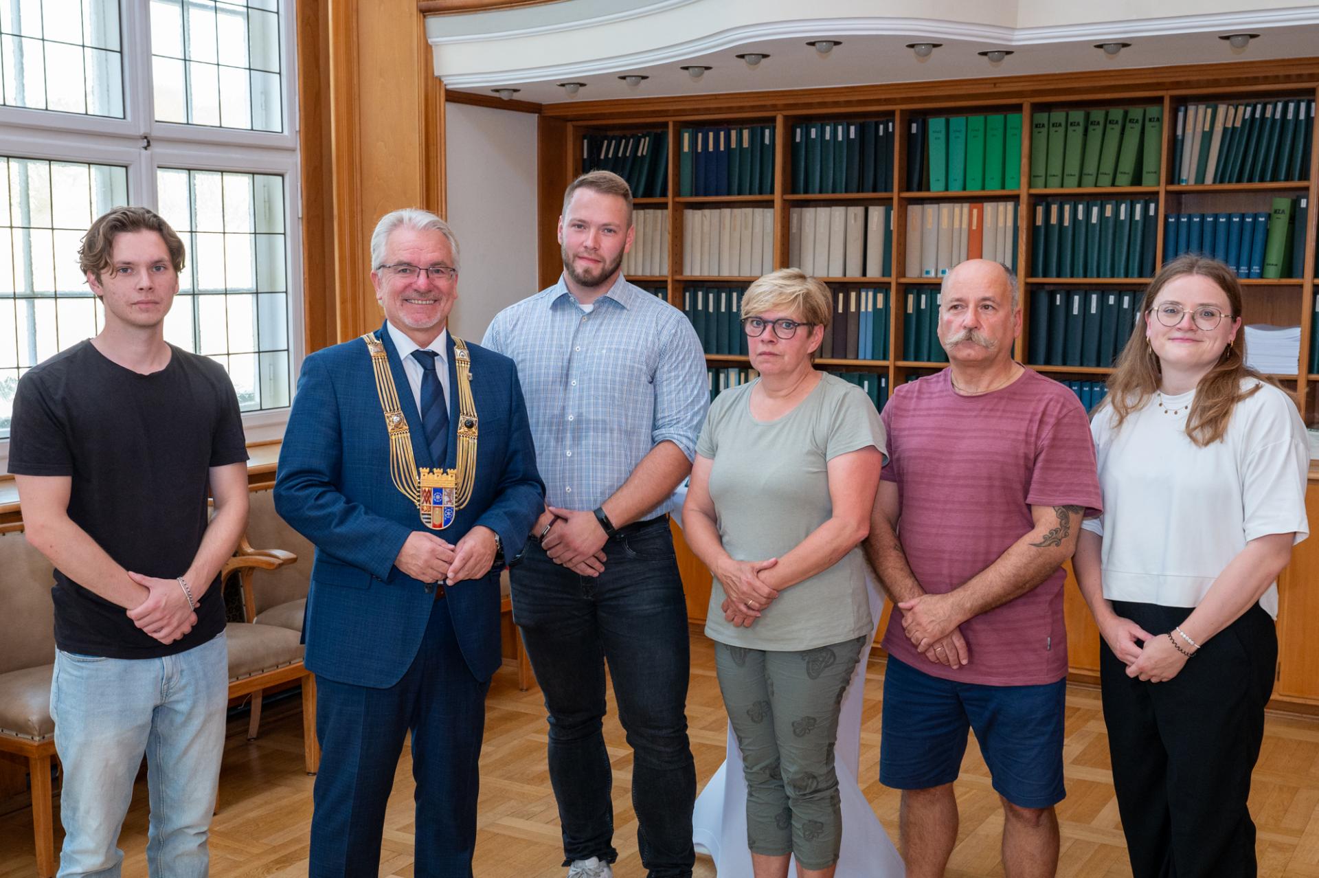 Gruppenfoto bei der Ehrung von Oliver Schmidthaus in der Rathausbibliothek.