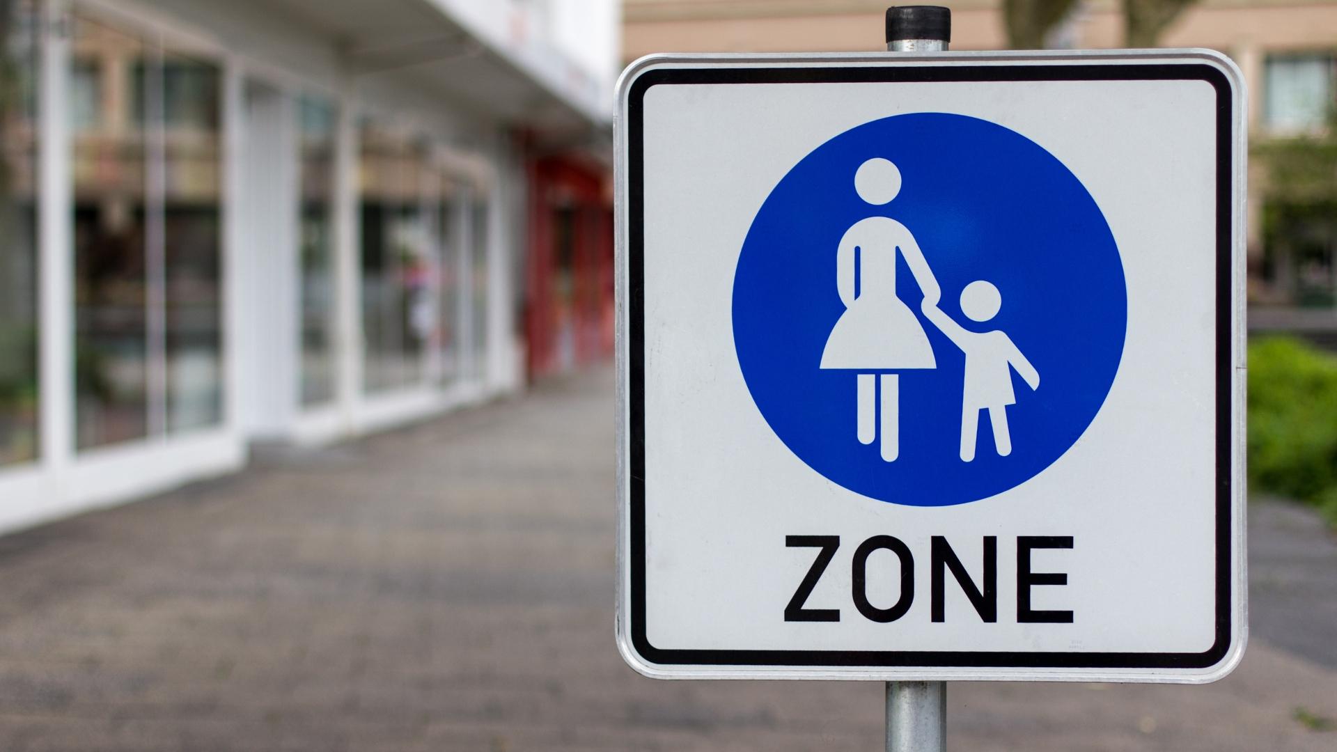 Das Schild einer deutschen Fußgängerzone.