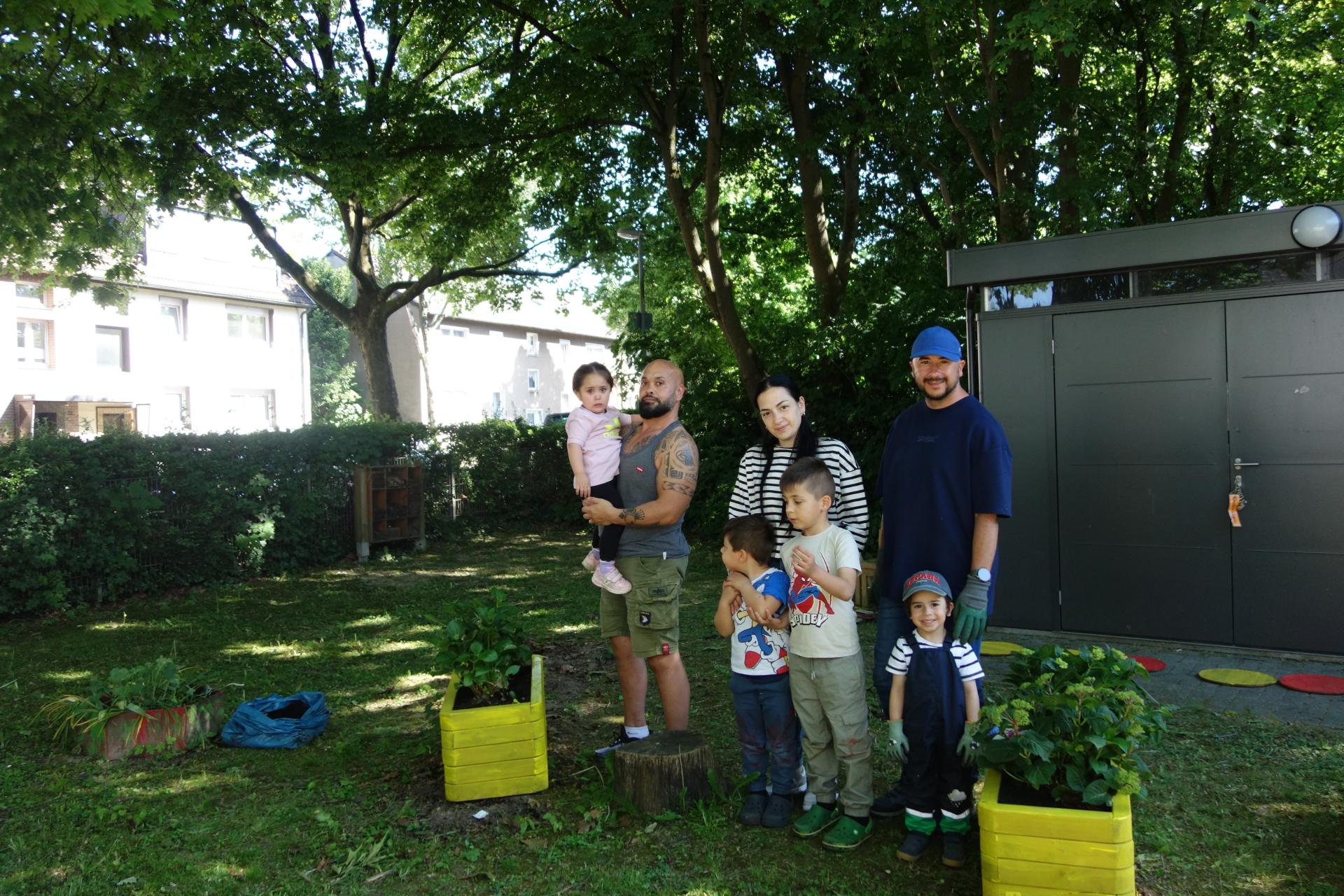 Familien bei der Pflanzaktion im Garten des Familienzentrums Karlchen.