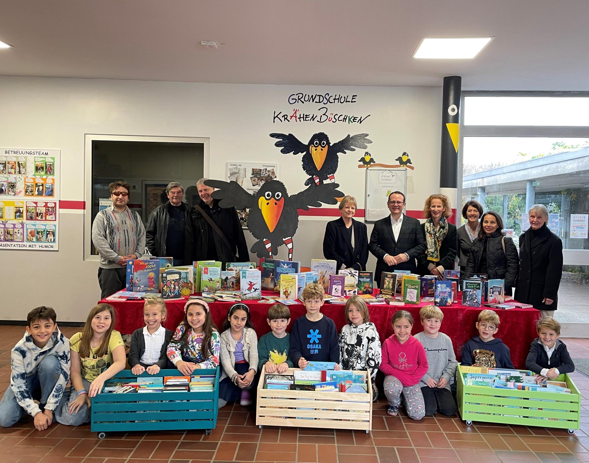 Bücherübergabe des Freundeskreises Mülheimer Künstler für Kinder e.V. an der Grundschule Krähenbüschken am 20.11.2024.