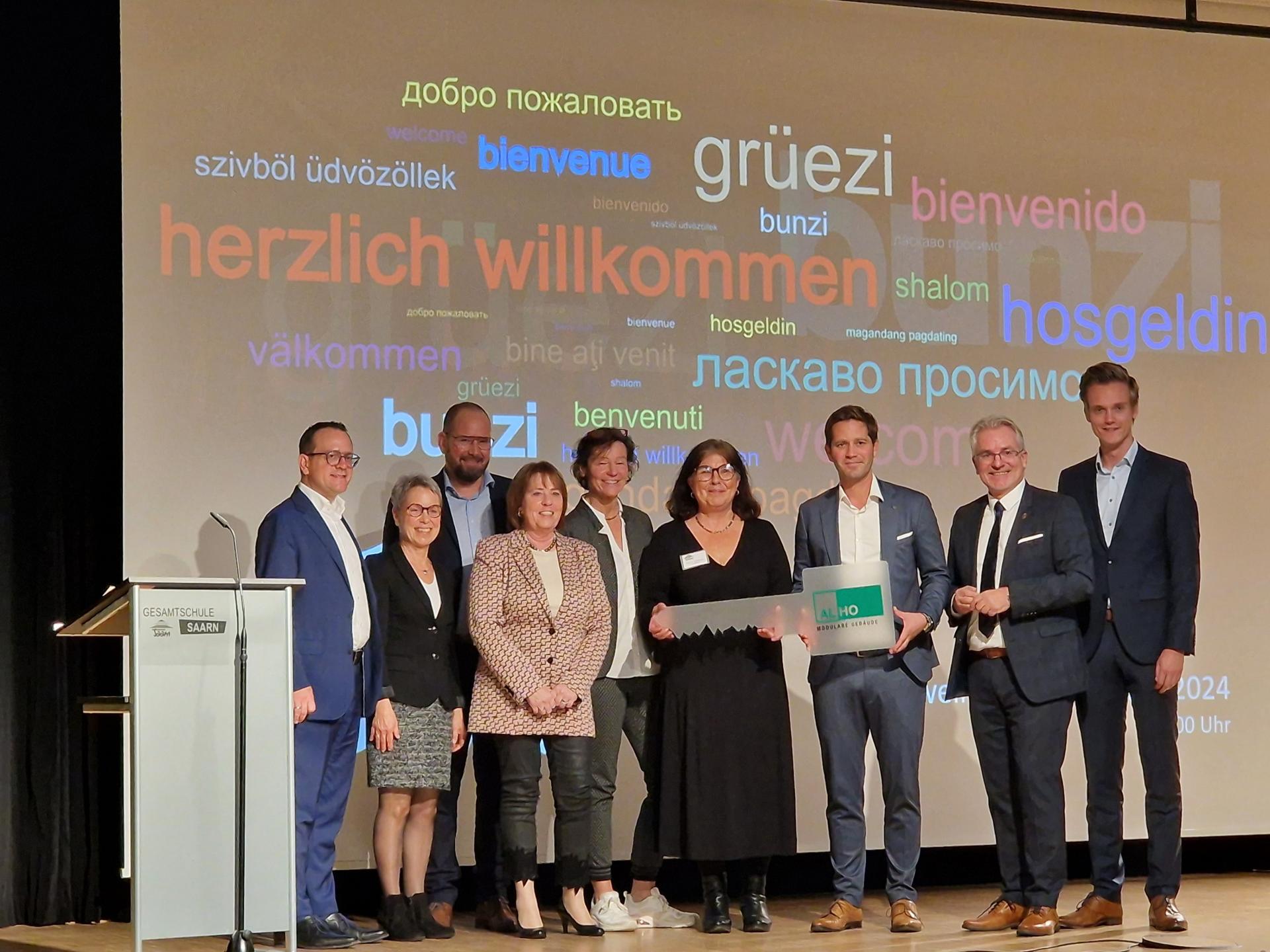 Offizielle Übergabe des symbolischen Schlüssels zum Bauvorhaben der Gesamtschule Saarn am 30. November 2024..